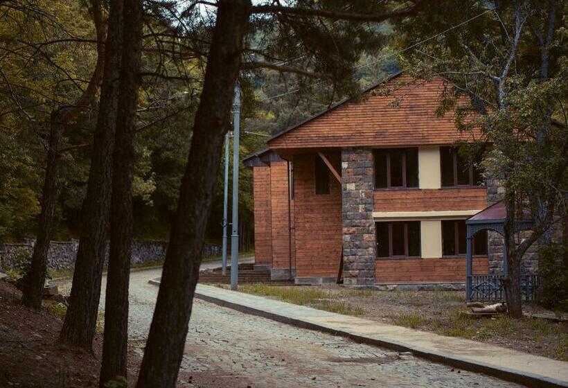 کلبه ییلاقی, Apricot Aghveran Resort