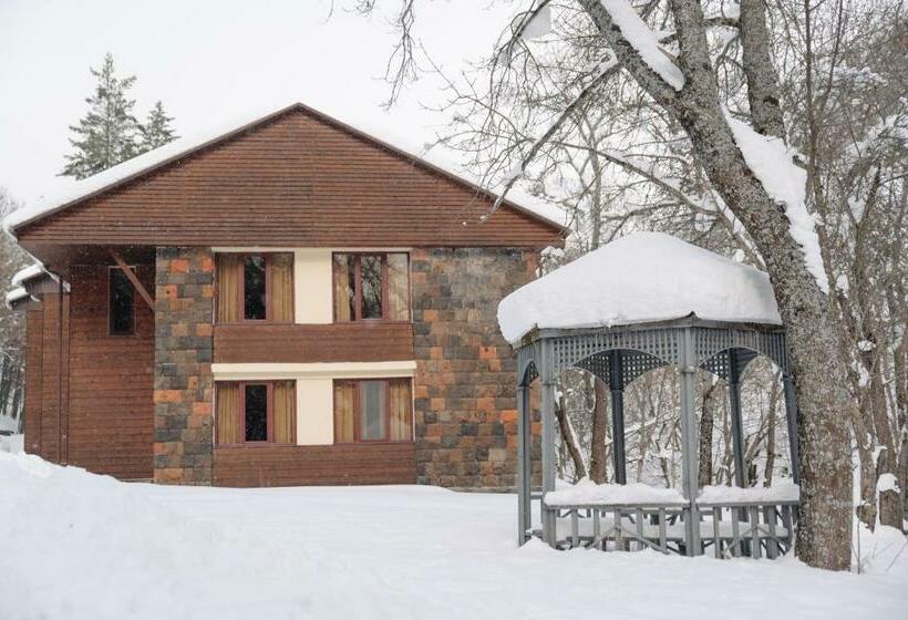 کلبه ییلاقی, Apricot Aghveran Resort