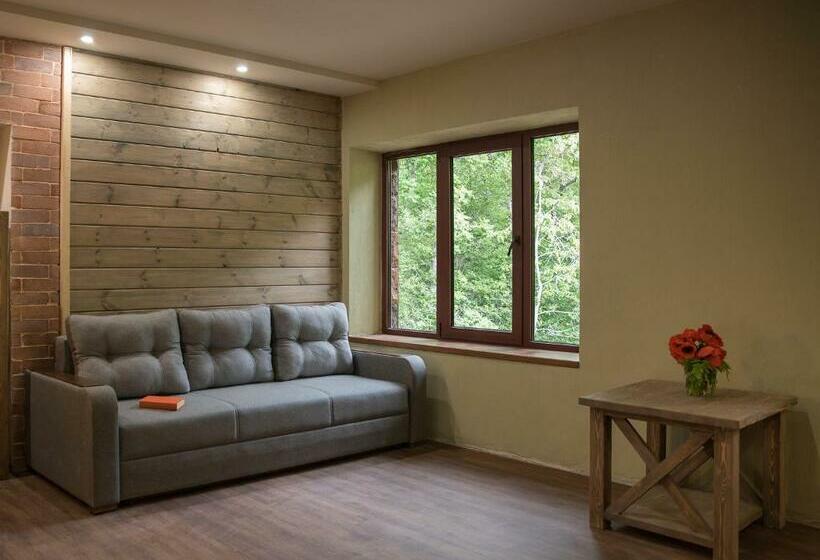 کلبه ییلاقی, Apricot Aghveran Resort