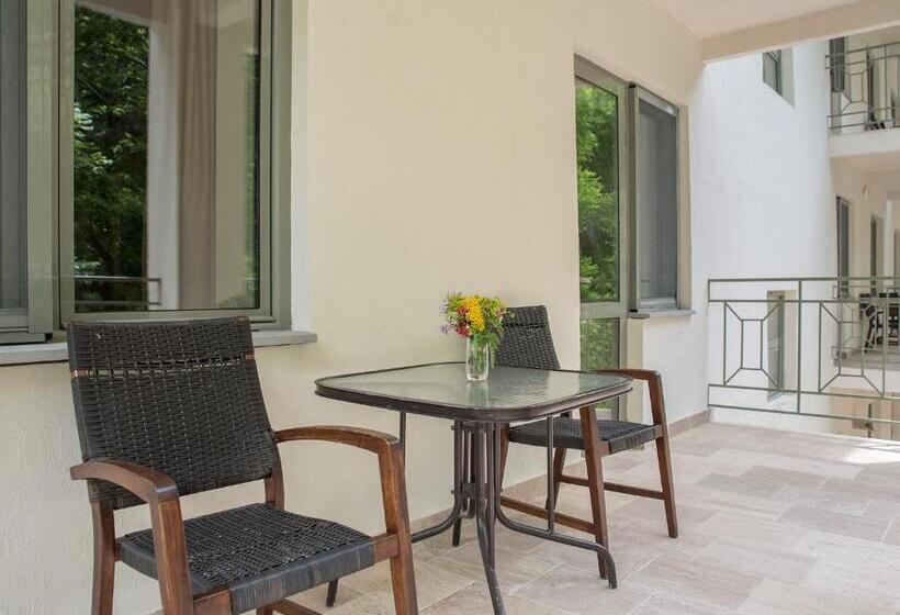 اتاق خانوادگی, Apricot Aghveran Resort