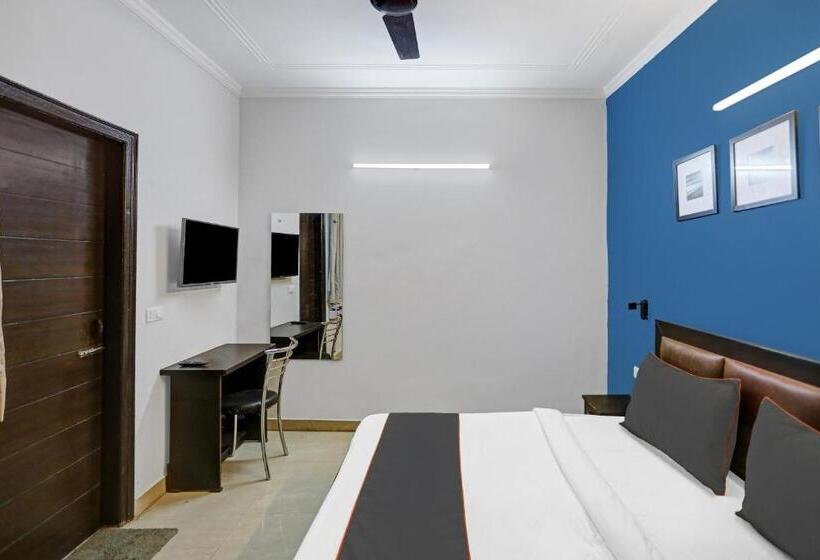 חדר קלאסי לשלושה, Super Collection O Agniv Residency Near Saket Metro