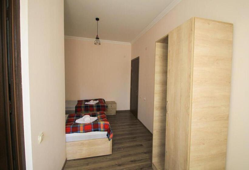 اتاق راحتی سه تخته, Skier's House