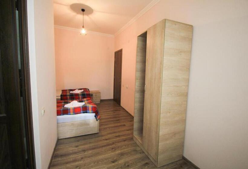 اتاق راحتی سه تخته, Skier's House