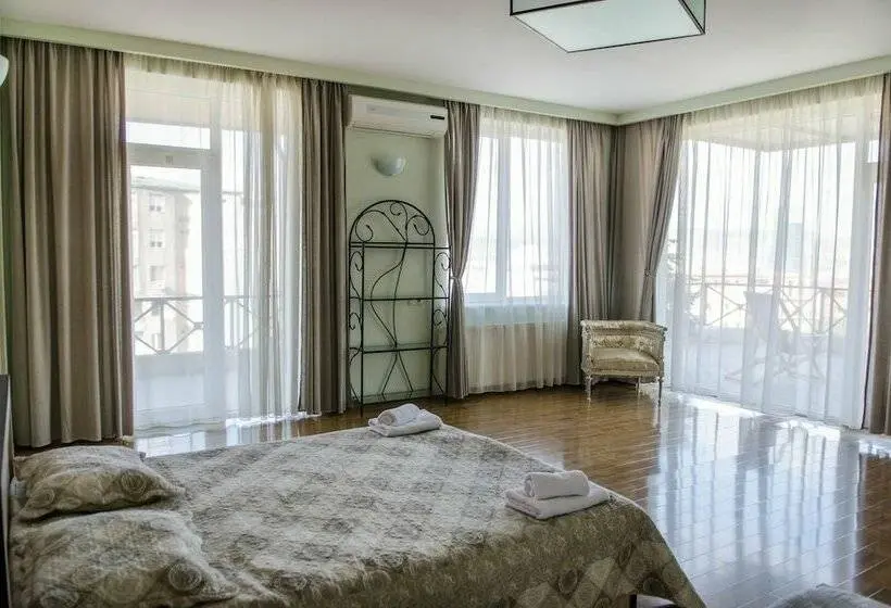 اتاق استاندارد چهار تخته, Terrace House Tbilisi