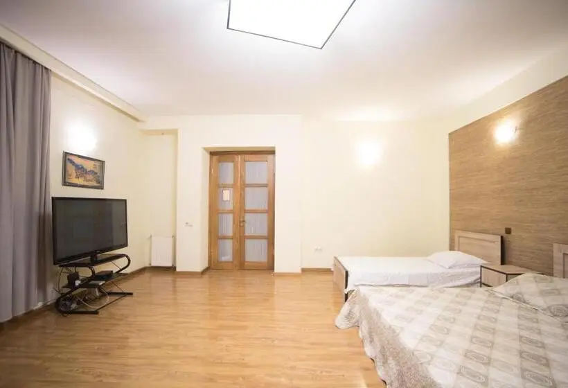 اتاق استاندارد چهار تخته, Terrace House Tbilisi