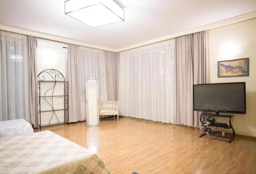 اتاق استاندارد چهار تخته, Terrace House Tbilisi