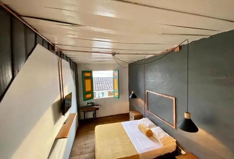 اتاق لوکس, The Corner House Hostel