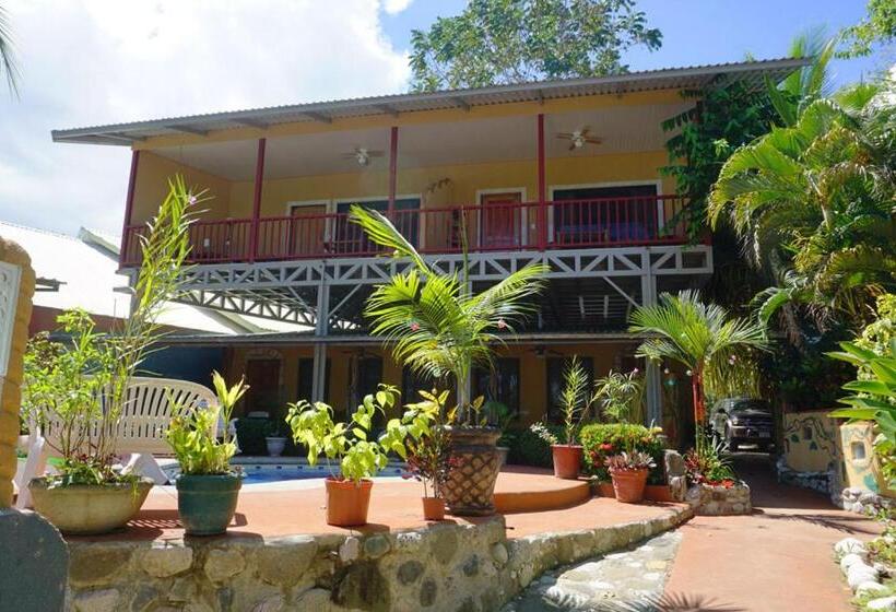 اتاق خانوادگی با چشمانداز دریا, Cabinas Jimenez