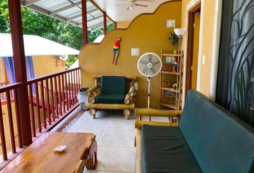 اتاق لوکس با بالکن و چشمانداز دریا, Cabinas Jimenez