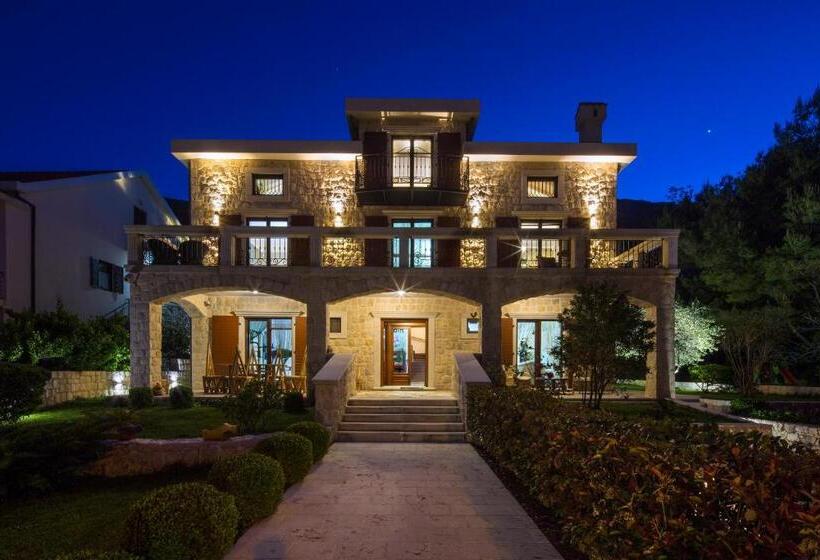 اتاق استاندارد با چشم‌انداز استخر, Palazzo Banicevic Luxury Rooms