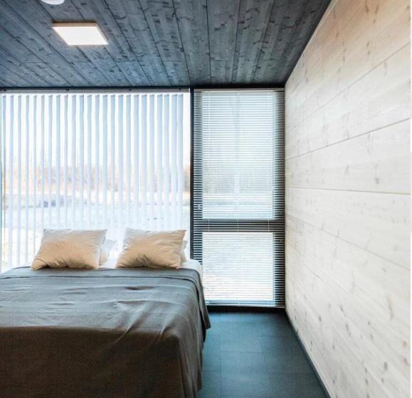 חדר דלוקס, Black