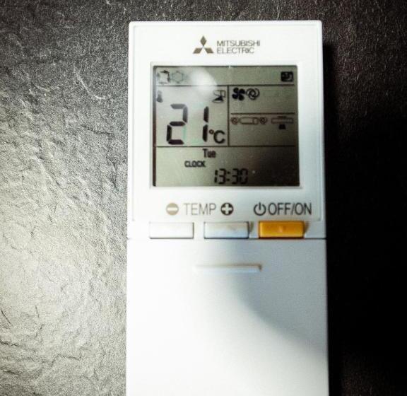 חדר דלוקס, Black