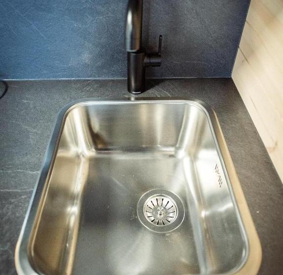 דירת שני חדרים, Black