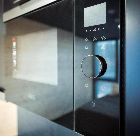 דירת שני חדרים, Black