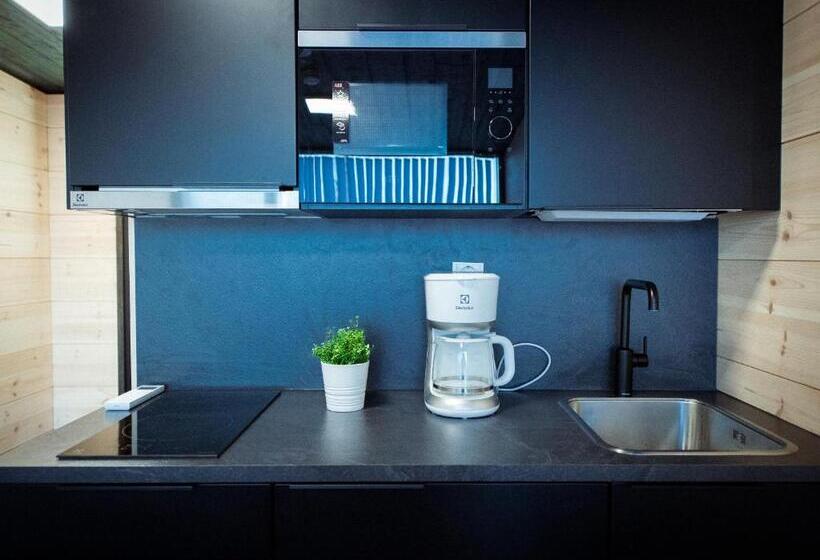 דירת שני חדרים, Black