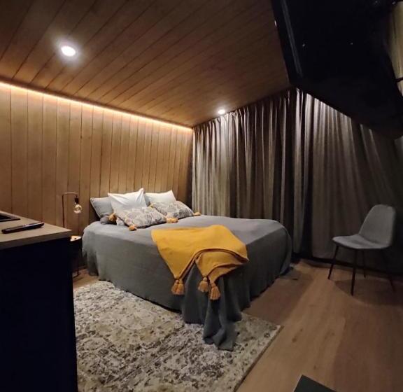 חדר סופריור, Black