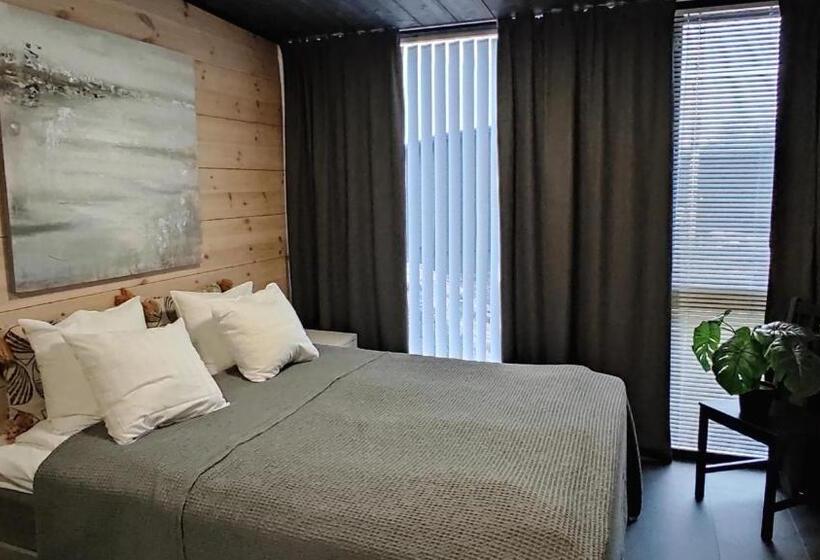 חדר דלוקס, Black