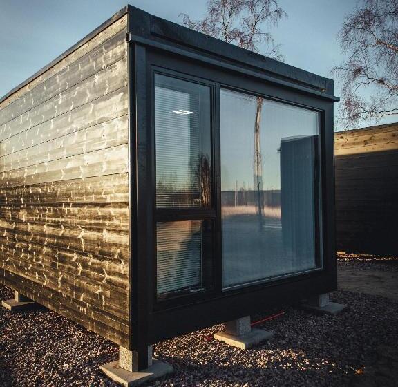 חדר דלוקס, Black