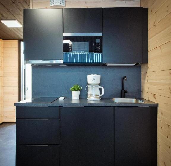 חדר דלוקס, Black