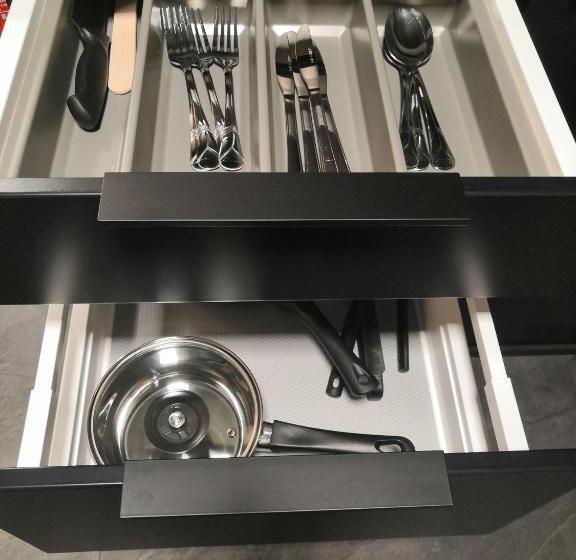 דירת שני חדרים, Black