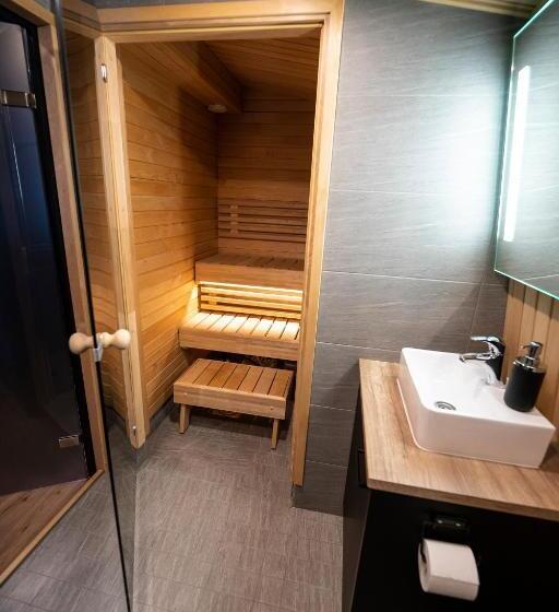 חדר סופריור, Black