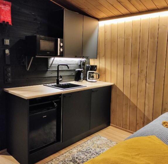 חדר סופריור, Black