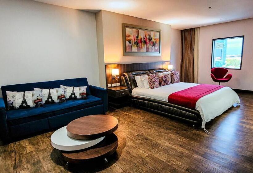 小型套房, Royal Elim International