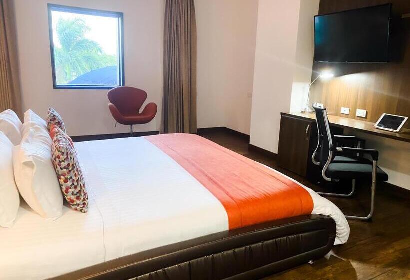 小型套房, Royal Elim International