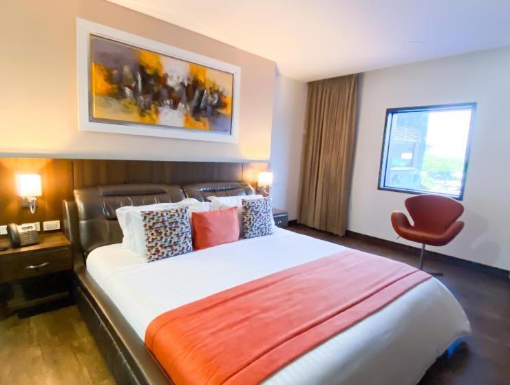 小型套房, Royal Elim International