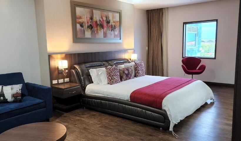 小型套房, Royal Elim International