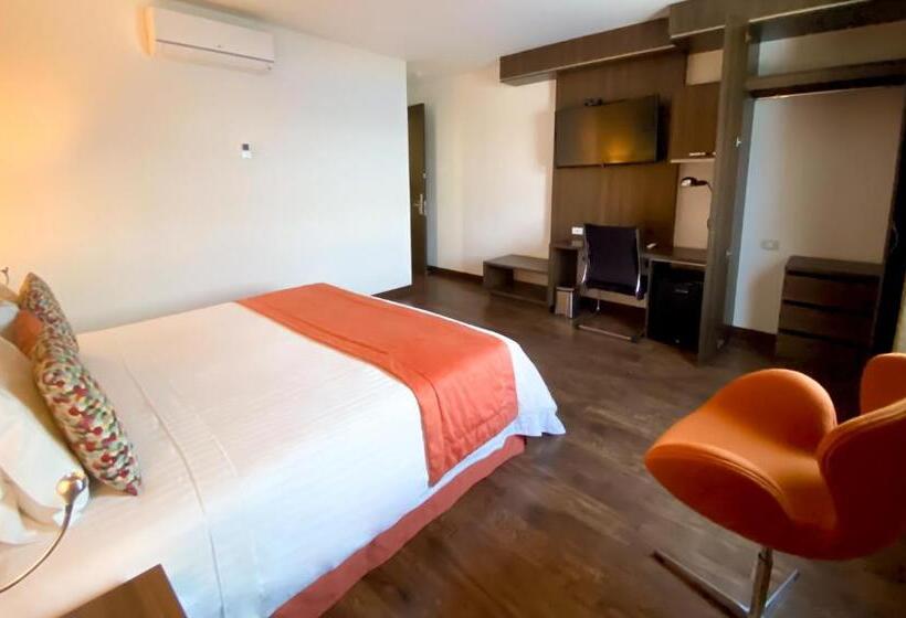 豪华房间, Royal Elim International