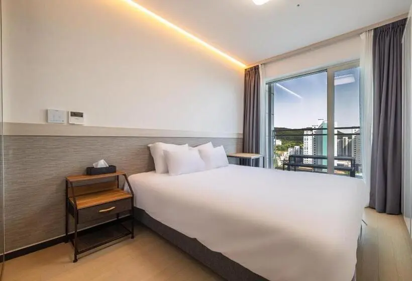 キングサイズベッド、シティビューデラックスルーム, Skytop Hotel Incheon Airport