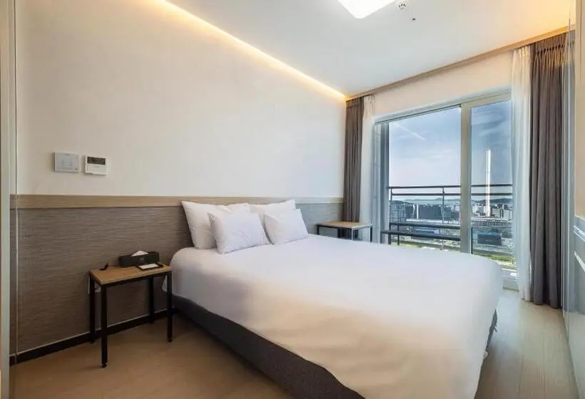 キングサイズベッド、ビュー付きデラックスルーム, Skytop Hotel Incheon Airport