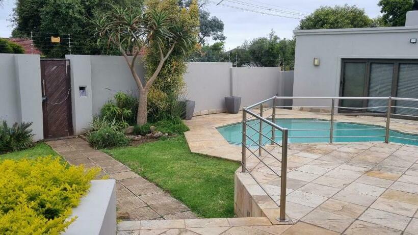 Трехместный Номер Стандарт Вид на Бассейн, 6 On Western Guest House