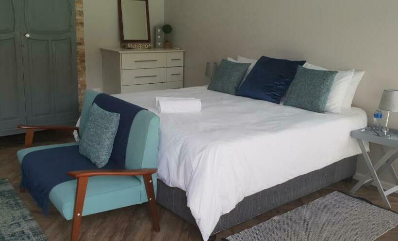 Трехместный Номер Стандарт Вид на Бассейн, 6 On Western Guest House