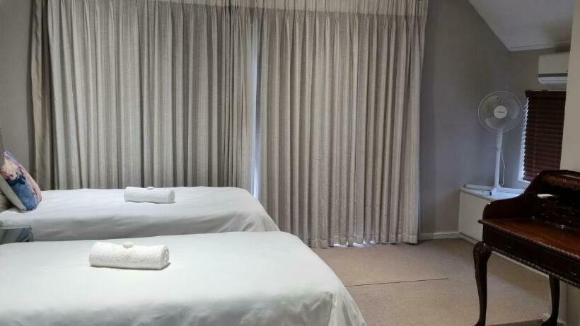 Дом 4 Спальни, 6 On Western Guest House