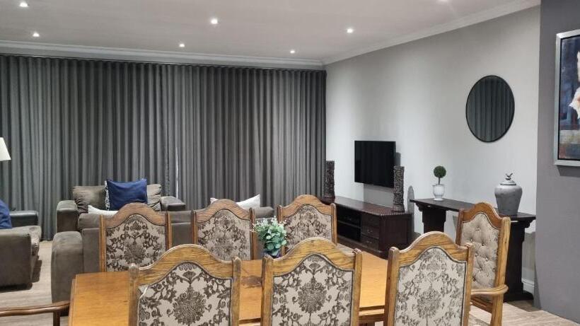 Дом 4 Спальни, 6 On Western Guest House