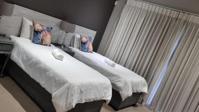 Дом 4 Спальни, 6 On Western Guest House