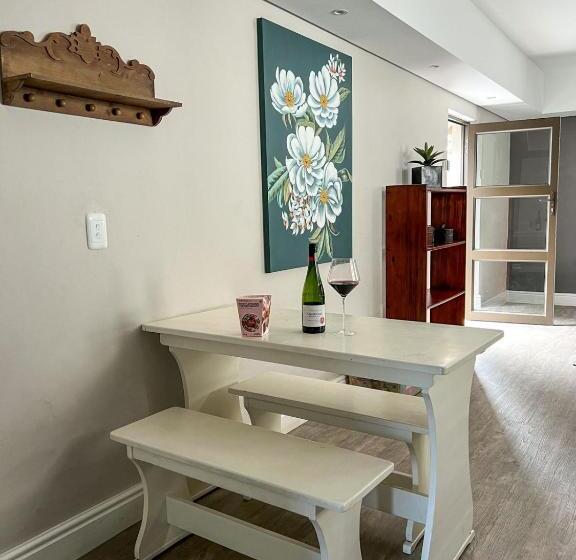 Апартаменты 3 Спальни, 6 On Western Guest House