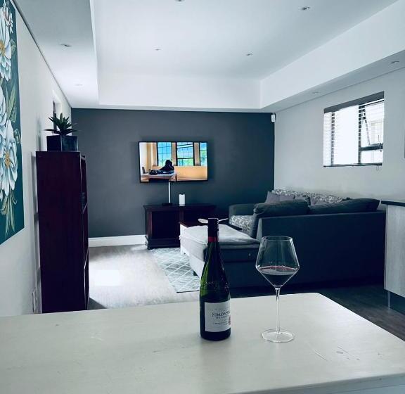 Апартаменты 3 Спальни, 6 On Western Guest House