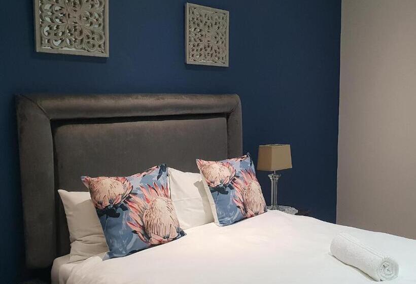 Дом 4 Спальни, 6 On Western Guest House