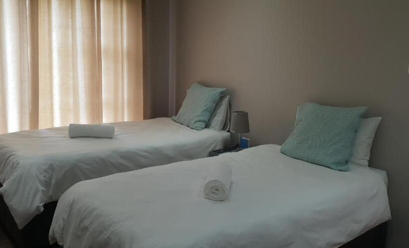 Дом 4 Спальни, 6 On Western Guest House