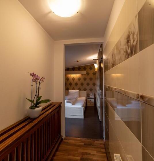 Четырехместный Номер Стандарт, Escala Rooms