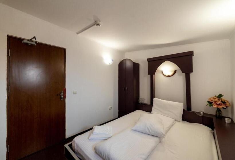 Четырехместный Номер Стандарт, Escala Rooms