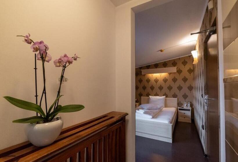 חדר סטנדרט לארבעה, Escala Rooms