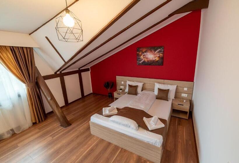 חדר דלוקס לארבעה, Escala Rooms