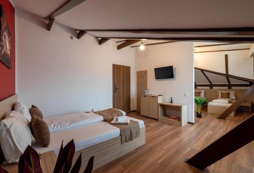 חדר דלוקס לארבעה, Escala Rooms