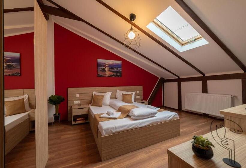 חדר דלוקס לארבעה, Escala Rooms