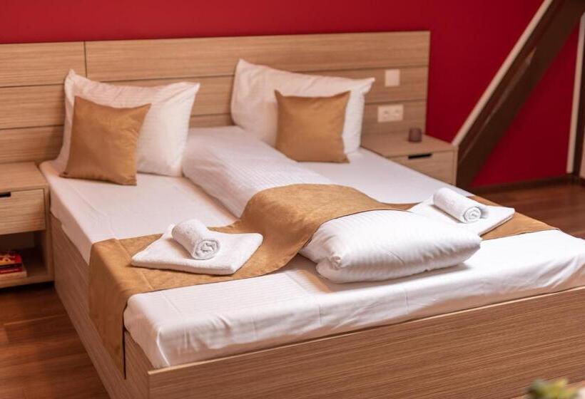 חדר דלוקס לארבעה, Escala Rooms