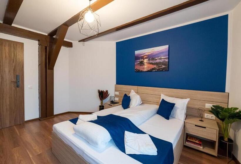 חדר דלוקס, Escala Rooms